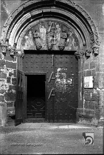 La catedral. Puerta que comunica la iglesia con el claustro. Ildefonso San Agustín. Huesca